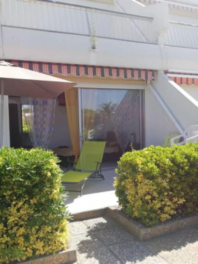 Bright apartment with garden near the sea